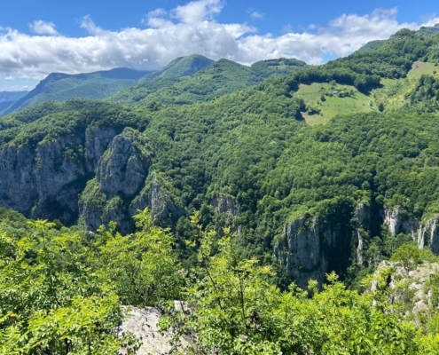 Sătucele suspendate din valea Cernei. Scărișoara, Ineleț, Prisăcina, Dobraia