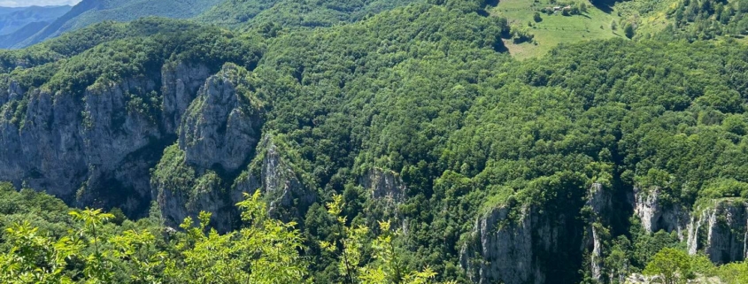 Sătucele suspendate din valea Cernei. Scărișoara, Ineleț, Prisăcina, Dobraia
